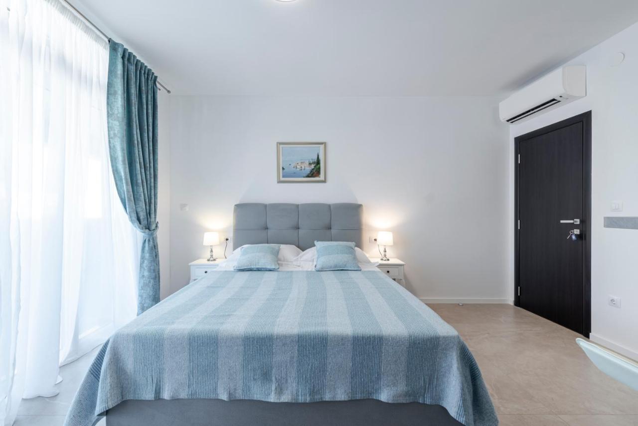 Oyo Deluxe Apartments Ragusa Esterno foto